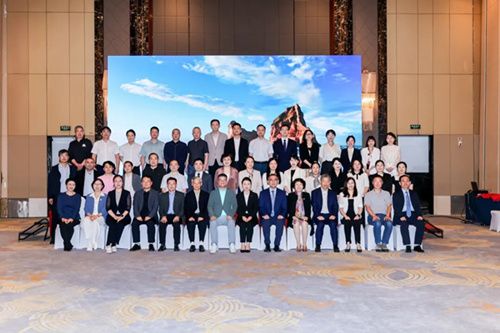 实力加冕！广州爱尔眼科医院多位专家受聘集团眼底病学组重要职位