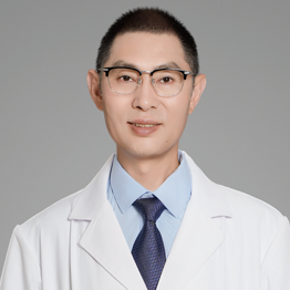 长期熬夜玩手机，真的会变成“斗鸡眼”？