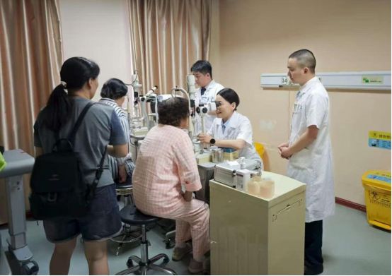 八旬老人并发性白内障险失明！手术“破局”助复明
